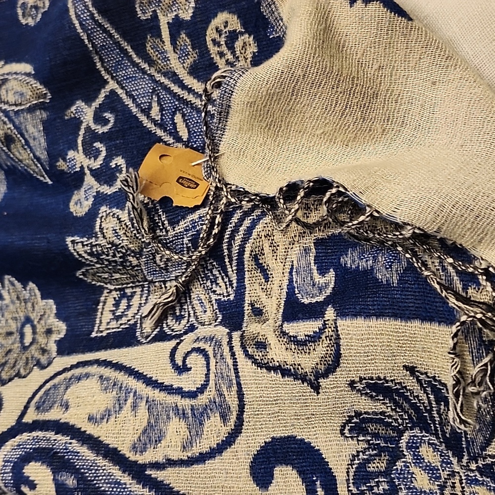 Pure & Woven Stunning Cashmere and Silk Ex Condition Blue Paisley Wrap, $48 - Picture 6 of 13